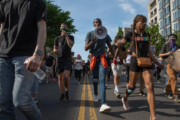 Göstericiler Cadde Boyunca Beyaz Saray Doğru Yürüyorlar — Stok fotoğraf