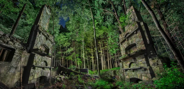 Παλιά Στοίβες Καμινάδα Απομακρυσμένα Δάση Ιστορικά Site — Φωτογραφία Αρχείου