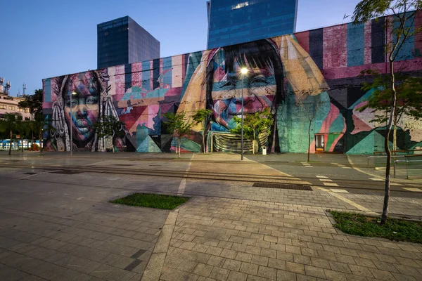 Pohled Velké Grafitti Nástěnné Malby Obřími Street Art Tváře Centru — Stock fotografie