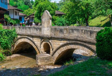 Bulgaristan 'ın Etar Mimari Etnoğrafya Kompleksindeki taş köprü güneşli bir yaz gününde