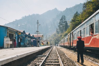 Kalka 'dan Shimla' ya giden yolda oyuncak tren durağı