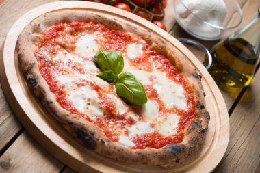 Ahşap fırın İtalyan pizzası margherita.