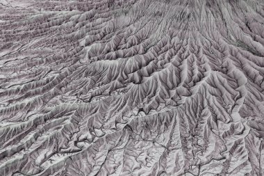 Erozyon, gerçekleri çevreleyen tepelerde soyut bir tablo çiziyor.