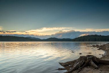 Bulgaristan 'daki Rodopi' de bir dağ gölünün üzerinde gün batımı
