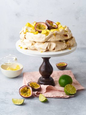 Çarkıfelek meyveli Pavlova keki, mango, limon ve muz kreması