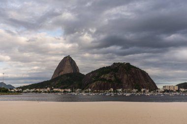 Botafogo Beach, Rio de Janeiro, Brezilya 'dan Sugar Loaf Dağı' na güzel bir manzara