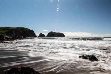 Güneşli bir günde Kuzey Kaliforniya sahillerinde dalgalar uzun süre görülür.