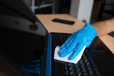 Evde güvenli bir şekilde çalış, bilgisayarları ıslak mendillerle temizle ve dezenfekte et.