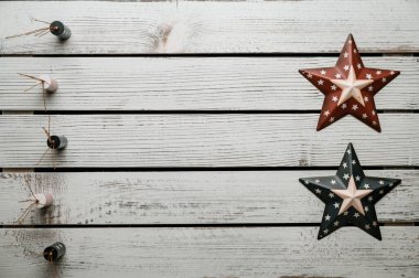 Amerikan yıldızları ve çizgileri kırsal ahşap arka planda yatıyordu. 