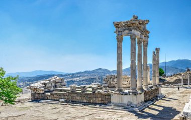 Pergamon, Türkiye -07.22.2019. Antik Yunan kenti Pergamon 'daki Dionysos Tapınağı' nın kalıntıları. Büyük boyutlu panoramik görünüm