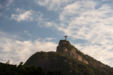 Corcovado Tepesi 'nin tepesindeki Kurtarıcı İsa' nın güzel manzarası