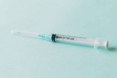 Beyaz arka planda bir şırınga. Beyazlar üzerinde izole edilmiş..