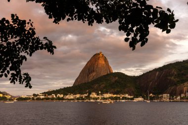 Rio de Janeiro, Brezilya 'da pembe ve turuncu bulutlu Sugar Loaf Dağı' na güzel bir gün batımı manzarası