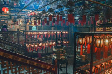 Man Mo Tapınağı Hong Kong 'da güneş ışığı ve tütsüyle