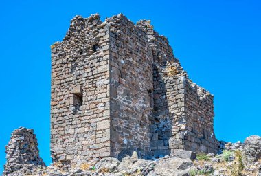 Türkiye 'de Antik Yunan kenti Pergamon' un kalıntıları güneşli bir yaz gününde