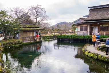 Oshino, Japonya- 09Dec2019: Hakkai veya Sekiz Deniz, Oshino Hakkai 'deki sekiz su birikintisi anlamına gelir. Ziyaretçiler soğuk suyu doğrudan kaynağından içebilirler..