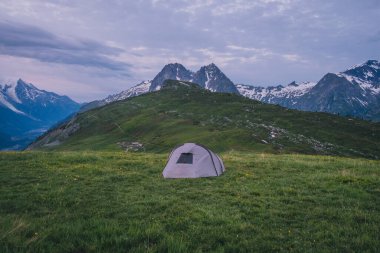 Fransız Alplerinde kamp, Chamonix Vadisi, Fransa.