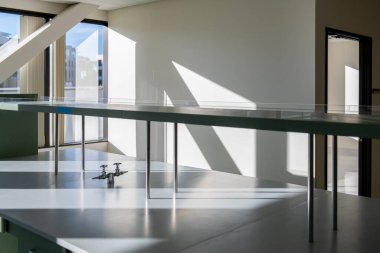 Gaz musluğu olan boş laboratuvar tezgahı