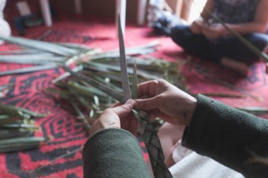 Öğrenme atölyesinde avuç ören insanların elleri. Doğal ışık altında çekilen çekimler.