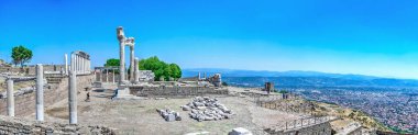 Türkiye 'deki Antik Yunan kenti Pergamon' un kalıntılarında bulunan Agora. Güneşli bir yaz gününde büyük panoramik manzara