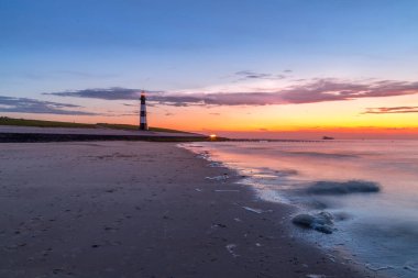 Quirinus Harder tarafından tasarlanmış, 1866 ve 1867 yılları arasında inşa edilmiştir. Sekizgen, siyah ve beyaz kule Westerschelde 'nin girişini gösteriyor. Schelde Nehri 'nin sonunu gösteren bir dizi ışığın bir parçasıdır ve Kuzey S arasındaki trafiğe rehberlik eder.