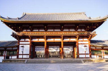 Nara Parkı, Japonya 'nın en eski parklarından biri olan Nara şehrinin merkezinde 1880 yılında kurulan büyük bir parktır. Binlerce geyik parkın sembolü haline geldi. Şaşırtıcı bir şekilde evcilleşti. Trenle çok kolay, bu yüzden hırslı kaşifin keşfedecek çok şeyi var.. 