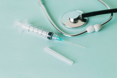 Beyaz arka planda şırınga ve steteskop. Beyazlar üzerinde izole edilmiş..