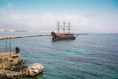 Limandaki tersanede tur için Alanya korsan tekneleri 