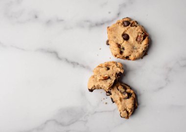 Beyaz mermer tezgahta çikolatalı kurabiyelerin üstü kapalı..