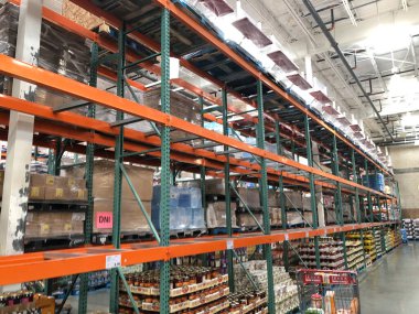 Alabama 'da bir Costco mağazasında boş raf.