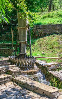 Valyavitsa, güneşli bir yaz gününde Bulgaristan 'daki Etar Mimari Etnoğrafya Kompleksindeki fabrikaları dolduruyor