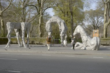 Sokağın karşısında sosyal mesafeyle yürüyen iki yaşlı insan.