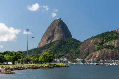 Rio de Janeiro, Brezilya 'da güneşli bir günde Sugar Loaf dağına güzel bir manzara