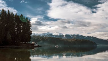 bulutlu bir günde dağların yansıması