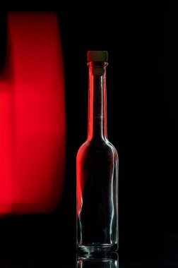Siyah zemin üzerinde boş cam şişe uzun pozlama arka plan ışıklandırmalı