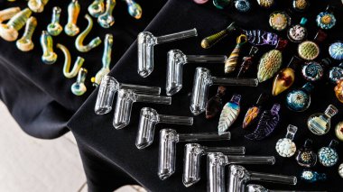 Sigara içmek için THC CBD esrar tomurcukları hazırlayın
