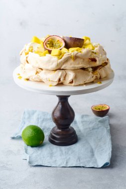 Çarkıfelek meyveli Pavlova keki, mango, limon ve muz kreması