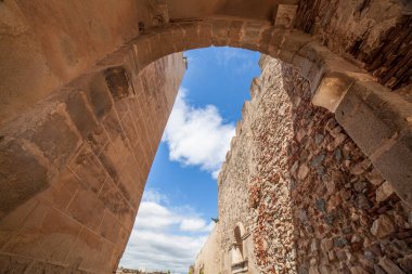 Almohade Dönemi 'nin başkenti Badajoz Alcazaba, Extremadura, İspanya. Granit küllerden yapılmış at nalı kemeri.