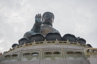 Tian Tan Buddha, Buddha Shakyamuni 'nin 1990 yılında inşa edilmiş ve 1993 yılında tamamlanmış büyük bir bronz heykelidir. Heykel 34 metre ve 250 ton ağırlığında, Hong Kong 'un ana kara parçası. Bu bölge ormanla çevrili ve manzaralı yerler var.