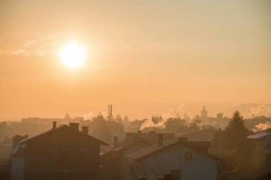 Kış mevsiminde Bansko şehrinde güzel bir gün doğumu 