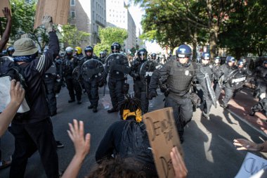 Göstericiler Beyaz Saray 'ın dışında barışçıl bir şekilde protesto ediyorlar