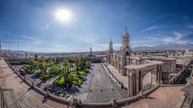 Arequipa 'nın ana meydanında volkanik taştan yapılmış beyaz bir katedral var.