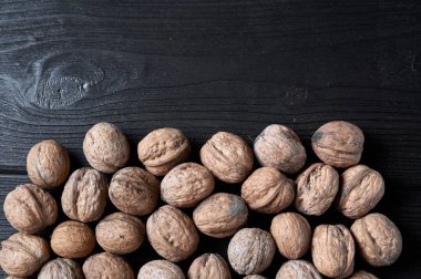 Siyah ahşap arka planda ceviz. Hayat, ceviz dokusu.