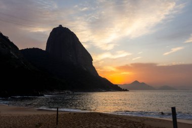 Vermelha Sahili, Rio de Janeiro, Brezilya 'dan gün doğumunda Sugar Loaf Dağı' na güzel bir manzara