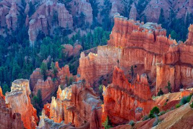 Güney Utah, ABD 'deki Bryce Canyon Ulusal Parkı üzerinde yaz gündoğumu.
