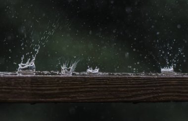 Yağmur damlalarının yakın plan görüntüsü