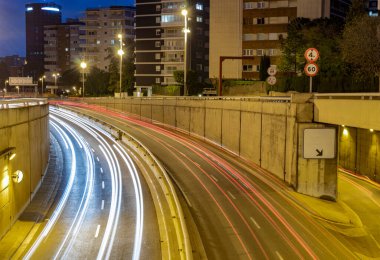 Geceleri şehrin sokaklarındaki arabaların ışıkları.