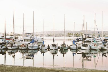 Tekneler gün batımında San Diego 'daki Bahia Otel' de bekliyor.