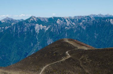 Dağlarda bir patika.