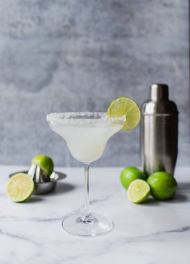 Margarita kokteylini misket tezgahında limon ve karıştırıcıyla kapat.